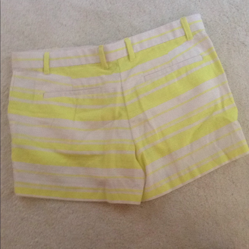 GAP SHORTS SIZE 4 - Picture 2 of 4